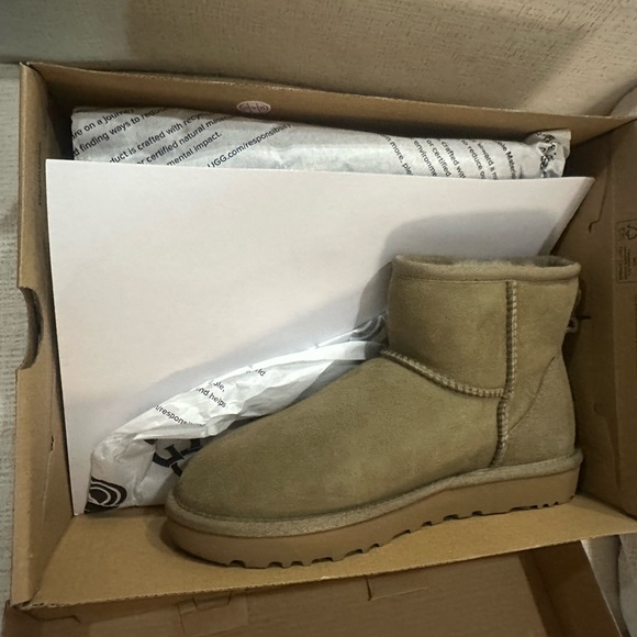 UGG Mini 2 - Picture 1 of 4